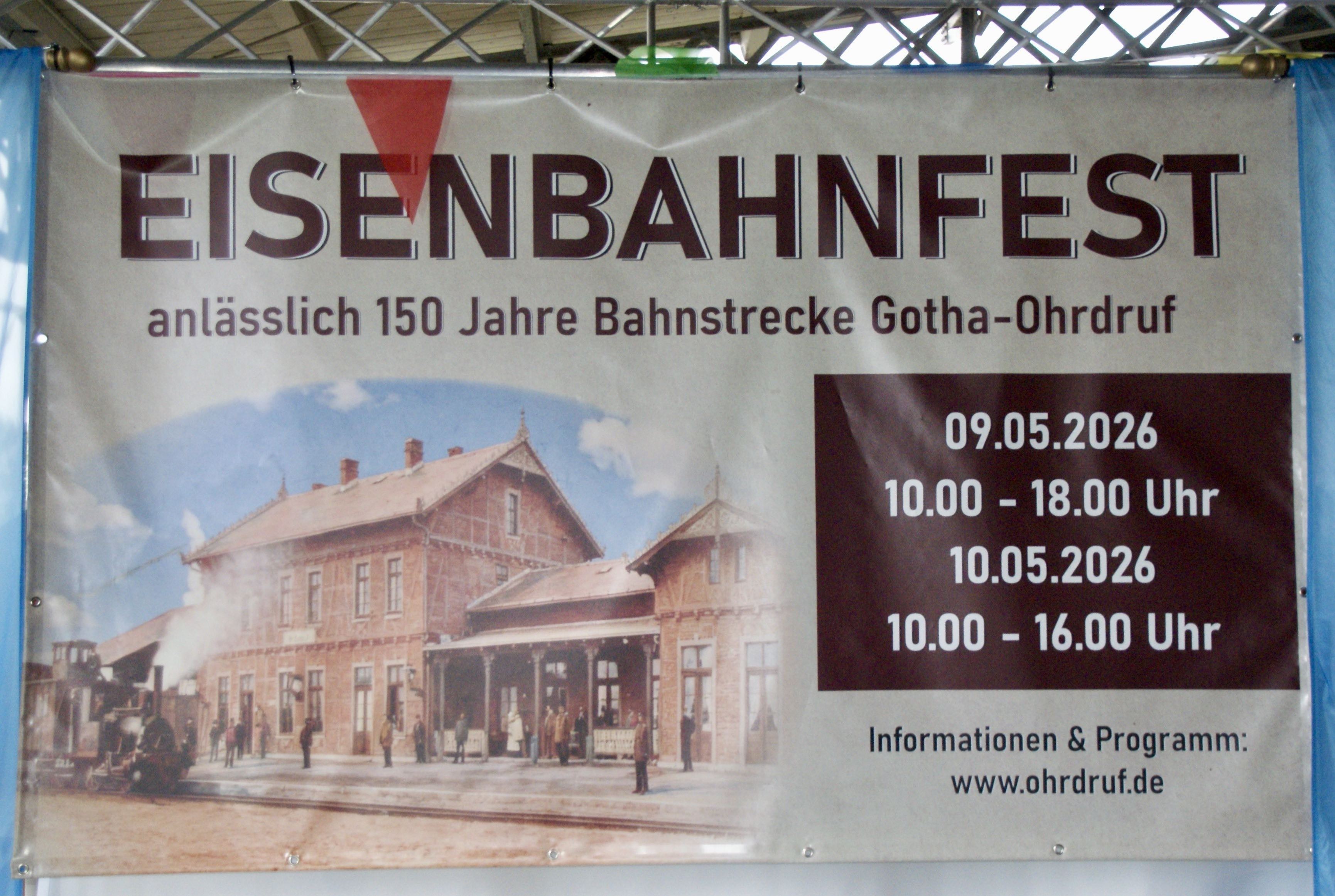 Im Bahnhof Ohrdruf wies ein großes Banner mit historischem Motiv auf das Eisenbahnfest hin. 
